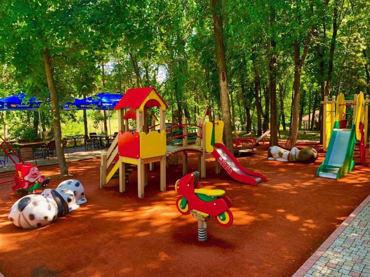 Sky Land Camping & Resort Cricova Eksteriør billede