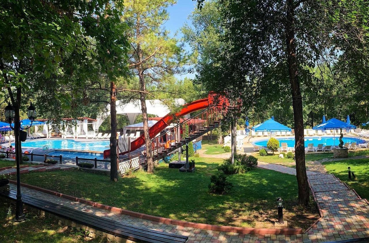 Sky Land Camping & Resort Cricova Eksteriør billede